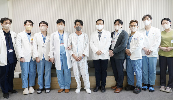 영남대병원 심장이식 수술 관련 교수진과 환자, 그리고 장기이식코디네이터(사진 오른쪽에서 첫 번째).