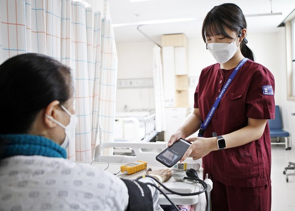 대전성모병원 간호사가 보이스 ENR을 사용하고 있다.