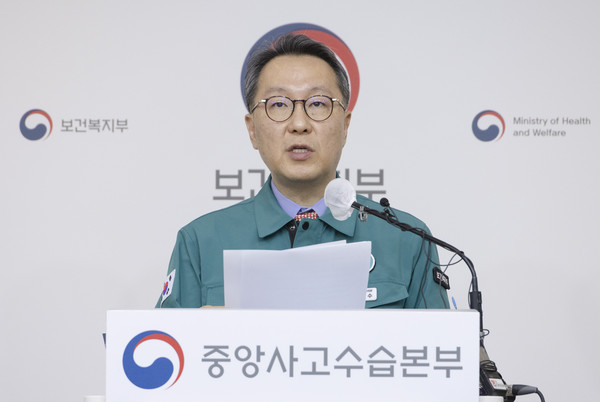 2월 19일 정부세종청사에서 정례브리핑을 진행 중인 박민수 부본부장.