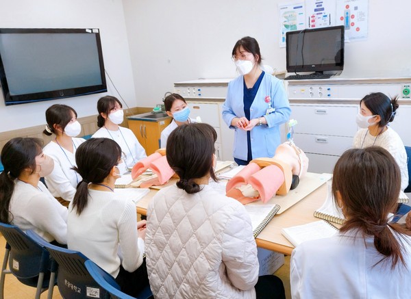 원광대병원, 신규 간호사 조별 간호술기 교육 현장