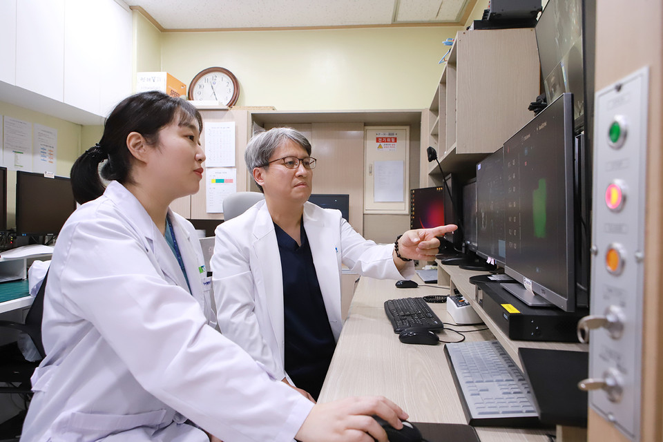 방사선종양학과 여승구 교수(사진 오른쪽)가 ‘무표식 표면 유도 방사선치료’ 기술을 적용한 유방암 방사선치료를 시행하고 있다.