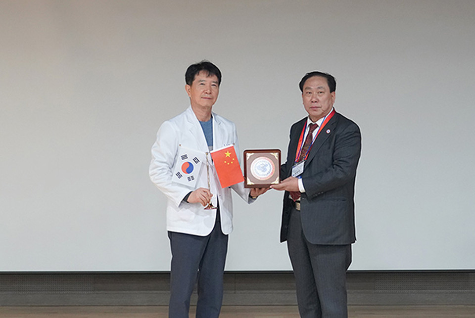 중국 비공립의료기관협회장이 시화병원에 협회 엠블럼을 선물했다.