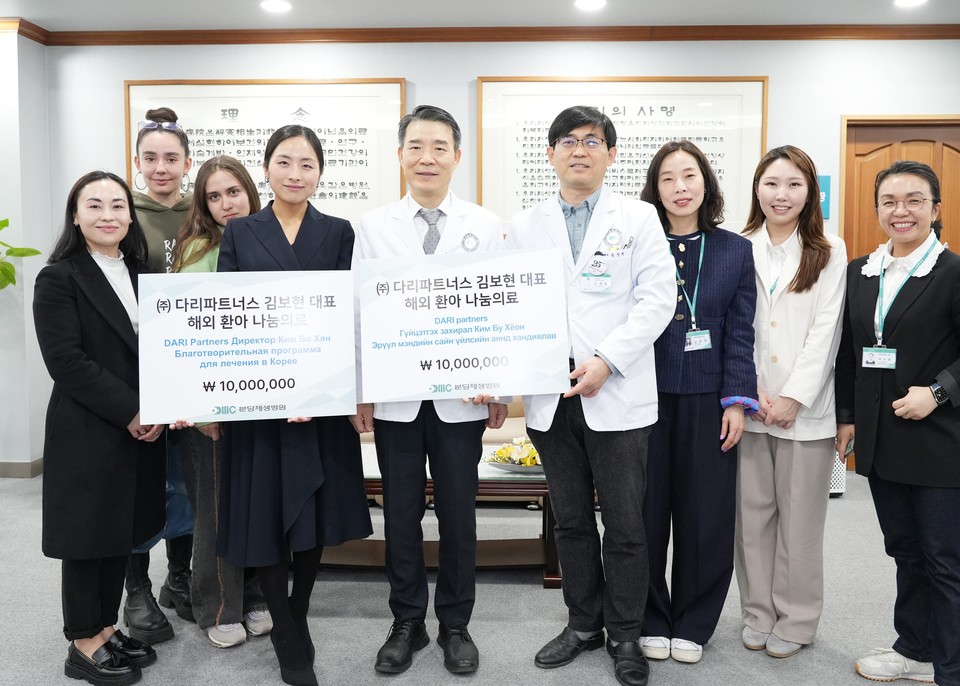 사진 좌측에서 4번째부터 김보현 다리파트너스 대표와 나화엽 분당제생병원장, 손정환 비뇨의학과 과장