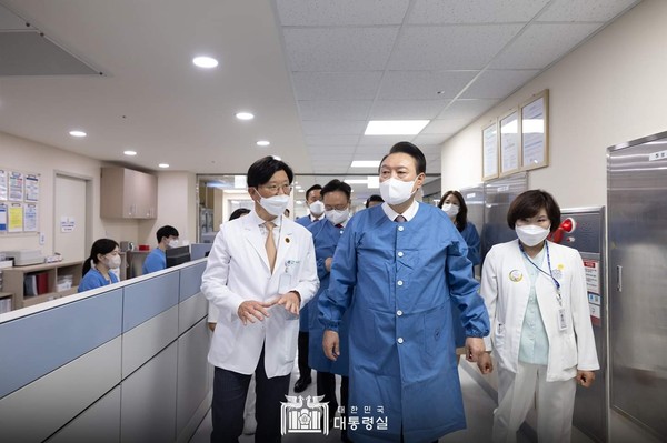 4월 9일 부천세종병원을 방문한 윤석열 대통령이 박진식 이사장의 안내에 따라 병원을 둘러보고 있다.(사진=대통령실)