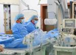 영남대병원 심혈관센터 의료진들이 타비시술을 시행하고 있다.