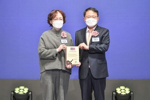 용인세브란스병원 김은경 병원장(사진 왼쪽)이 한국표준협회 강명수 회장으로부터 ‘2022 DX서비스어워드 월드 그랑프리’를 수여받고 있다.