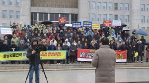 더불어민주당 김성주 의원이 2월 19일 국회에서 남원시의회 등과 국립의전원법 통과를 촉구하는 결의 대회에서 발언을 하고 있다.