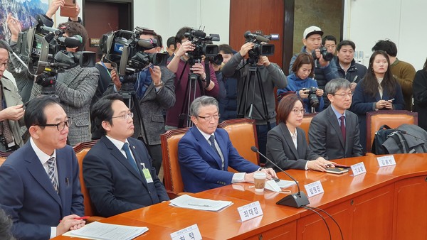 왼쪽부터 허탁 교수, 의협 최대집 회장, 병협 임영진 회장, 기모란 교수, 김홍빈 교수