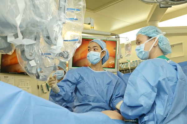서울아산병원 산부인과 이사라 교수(왼쪽) 천골질고정술 로봇수술을 하고 있다
