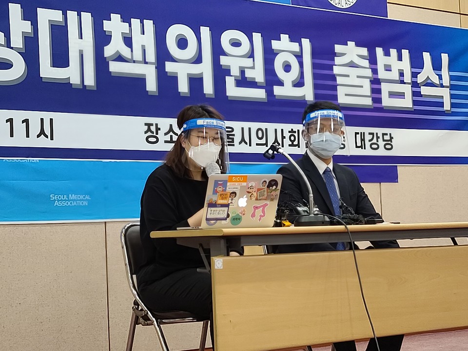 박지현 비대위원장(사진 왼쪽)과 김지성 대변인