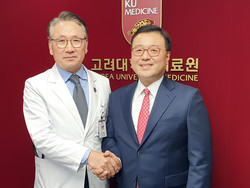 사진 왼쪽부터 김영훈 의료원장, 고도일 회장