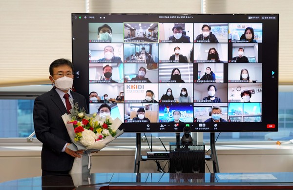 권덕철 한국보건산업진흥원장이 퇴임식 후 온라인 화상 중계시스템을 통해 접속한 직원들과 기념촬영을 하고 있다.