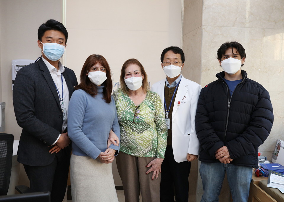 데니아씨(사진 가운데)와 가천대 길병원 심장내과 강웅철 교수(가운데 오른쪽), 박일한 국제의료센터 코디네이터
