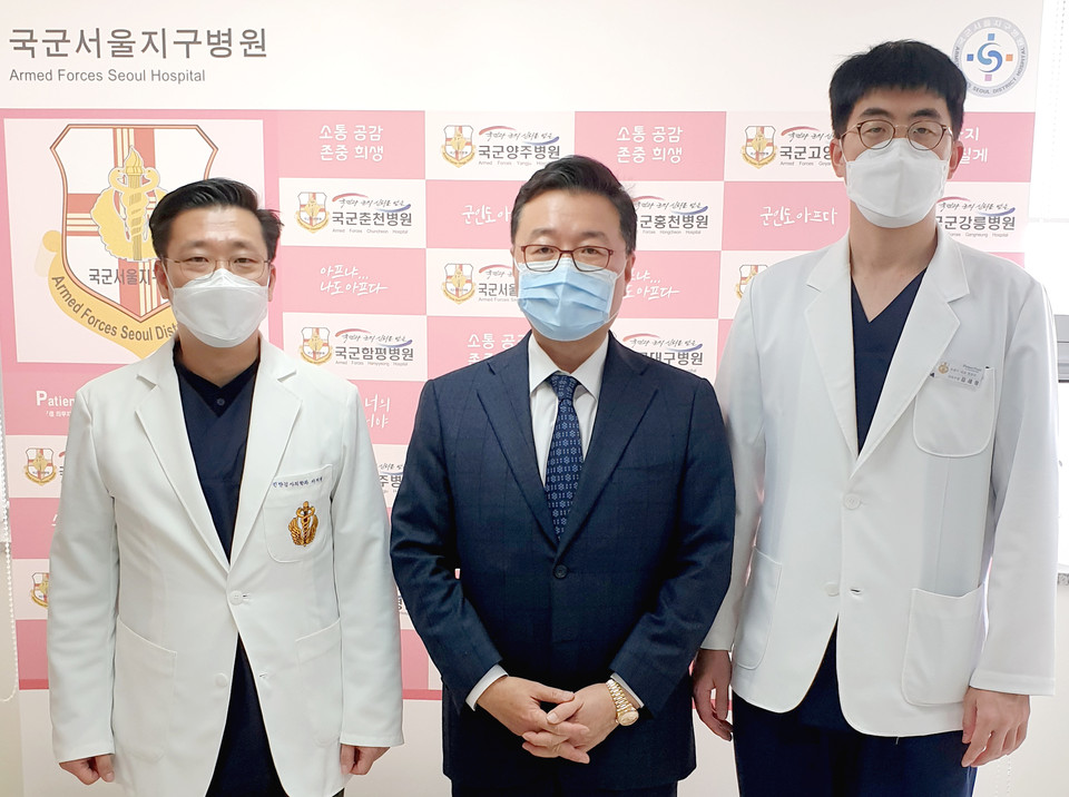 사진 좌측부터 서지원 병원장, 고도일 회장, 김세용 진료부장