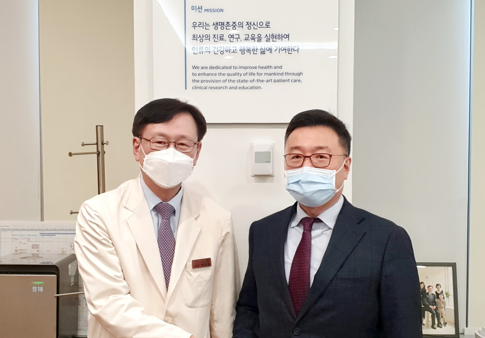 사진 왼쪽부터 권오정 삼성서울병원장, 고도일 서울시병원회장