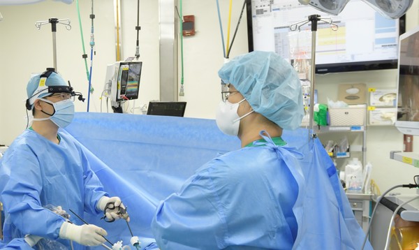 문덕환 강남세브란스병원 흉부외과 교수(왼쪽)가 발 다한증 수술을 집도하고 있다.