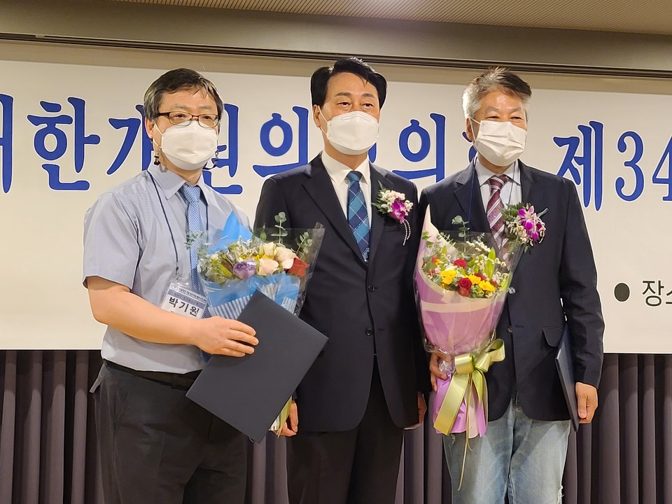 사진 왼쪽부터 박기원 감사 당선인, 장현재 선거관리위원장, 한동석 감사 당선인