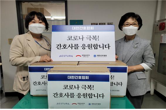 서울시간호사회 박인숙 회장(사진 오른쪽)이 한일병원 코로나19 치료현장을 찾아 간호사들의 애로사항을 청취하고 무더위 속 환자간호에 헌신하는 간호사들을 격려했다.