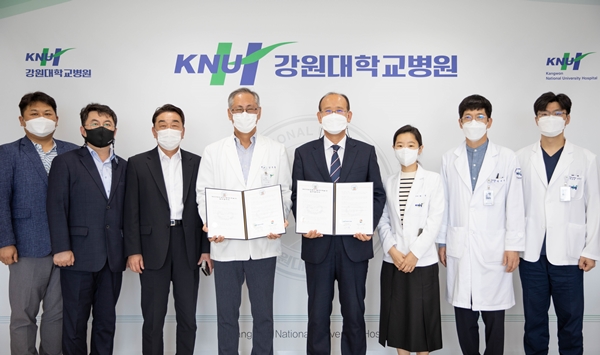 강원대병원과 춘천바이오산업진흥원은 최근 강원도 체외진단의료사업 발전을 위한 업무협약을 체결했다.