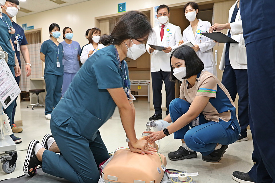 순천향대천안병원이 9월을 ‘환자안전의 달’로 지정하고 병원 내 환자안전사고 예방을 위한 다양한 활동을 펼친다. 병원 교직원들이 불시에 벌어진 심폐소생술 모의훈련에 임하고 있다.