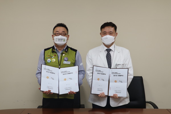 사진 왼쪽부터 보건의료노조 박노봉 부위원장, 동국대일산병원 권범선 병원장.
