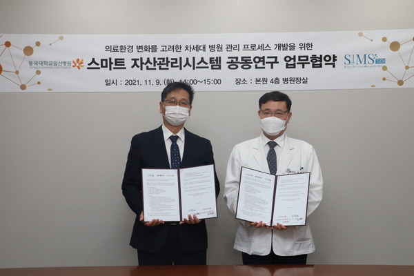 권범선 병원장(사진 오른쪽)과 심스테크 조신환 대표.