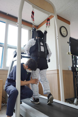 영일엠(주)가 서울재활병원에 후원한 장애인 보행 훈련 장비.