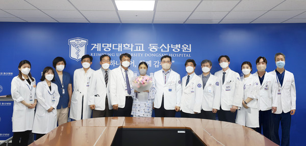 계명대 동산병원 의료진들이 간·신장 동시 이식수술 환자의 퇴원을 축하했다.