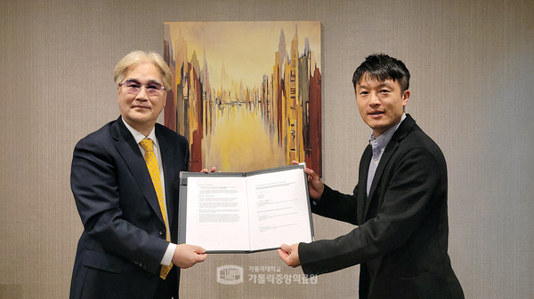 김세웅 교수(왼쪽)와 미국 콜로라도 주립대학 ICR연구소 박상혁 박사(오른쪽)가 협약서에 서명한 후 포즈를 취하고 있다.