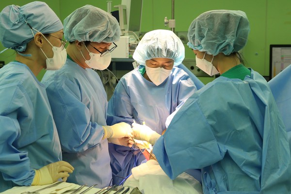 이새별 서울아산병원 유방외과 교수가 수술을 집도하고 있는 모습(왼쪽에서 두번째)