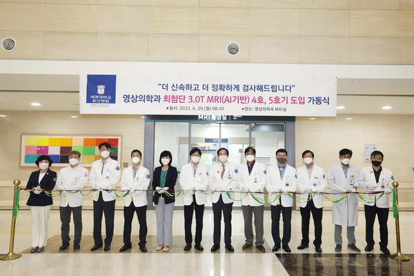 MRI 도입 축하 커팅식을 갖는 운영위원들.
