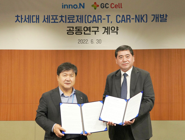 HK이노엔 곽달원 대표(사진 왼쪽)와 GC셀 박대우 대표