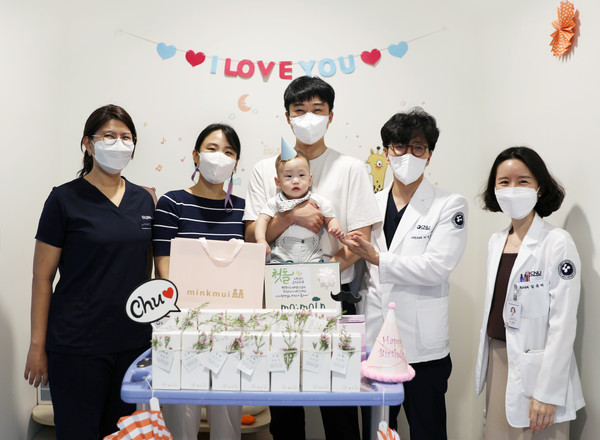 사진 오른쪽부터 소아청소년과 김유미 과장, 이병국 교수, 이른둥이 부모, 왼쪽 신정민 교수.