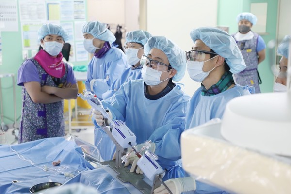 마이트라클립 시술 중인 계명대 동산병원 의료진들