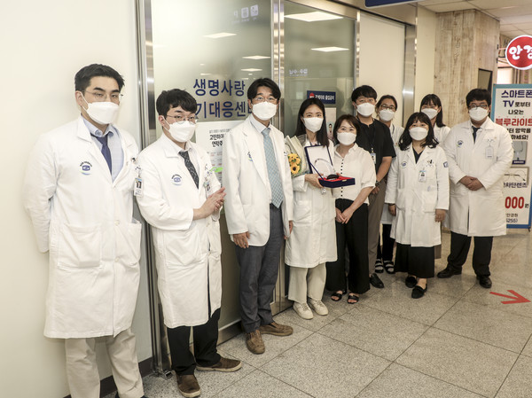 박은주 가톨릭대학교 의정부성모병원 간호사(왼쪽에서 네번째)와 생명사랑위기대응센터 구성원들