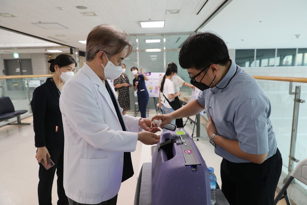 서일영 원광대병원장이 감염관리의 날 행사에서 손위생 수행률 증진을 위해 손소독을 하고 있다.