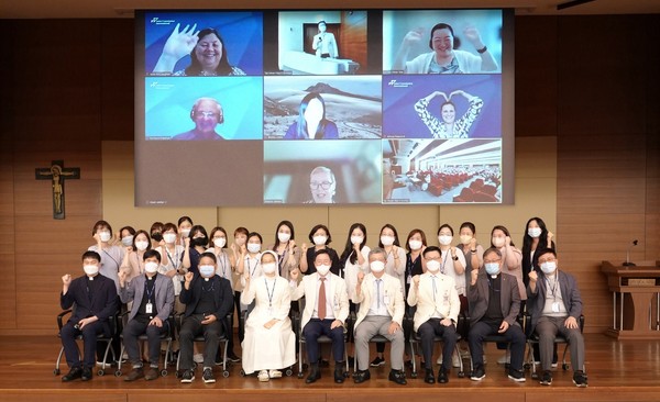 서울성모병원 주요 보직자를 비롯한 PI팀 등 교직원들과 JCI 조사위원들이 5차 JCI 인증 조사를 마친 후 기념사진을 찍었다.