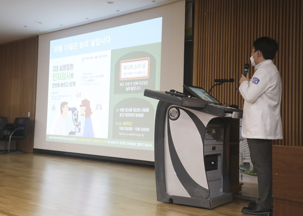 의정부성모병원 안과 주진호 교수가 일반인을 대상으로 강연을 하고 있다.