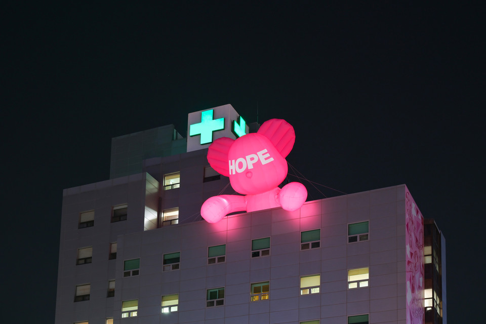 대림성모병원에 설치된 핑크베어(사진=대림성모병원 제공)
