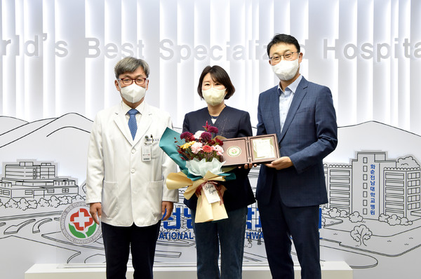 김용정·유영하 씨 부부가 최근 화순전남대병원 정용연 병원장에게 발전후원금 1,500만원을 전달했다.