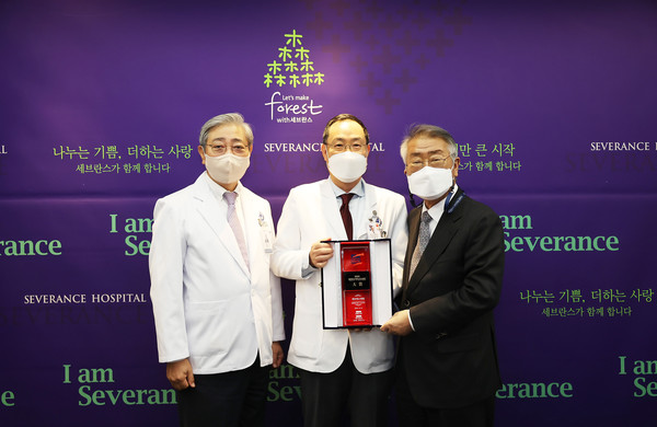 사진 왼쪽부터 윤동섭 연세의료원장, 하종원 세브란스병원장, 이철 전 의료원장.