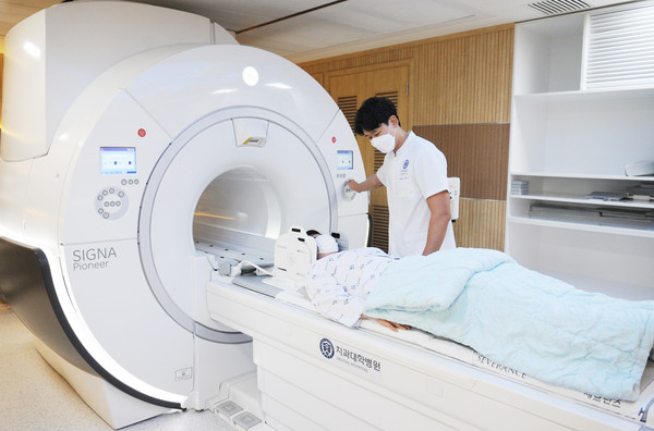 의료진이 환자 MRI(치과병원 전용) 촬영을 위해 준비 하고 있다.