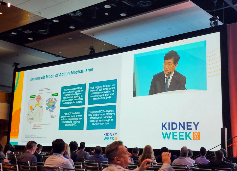 고려대안산병원 차대룡 교수가 미국 플로리다 올랜도에서 열린 미국신장학회 'Kidney Week 2022'에서 아이수지낙시브 2상 임상 결과를 발표하고 있다.