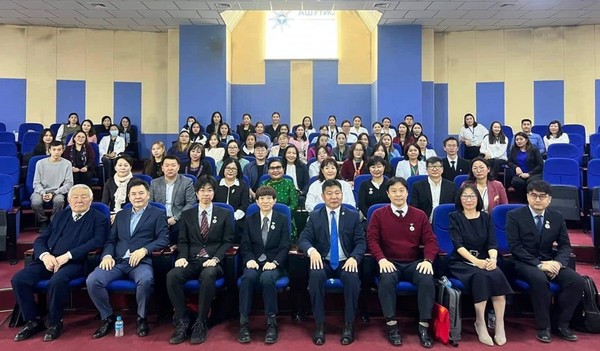 서울성모병원 직업환경의학센터 의료진을 포함한 직업환경보건 국제 워크숍 참여자들이 몽골 국립의대 블루홀에서 단체 사진을 찍었다.
