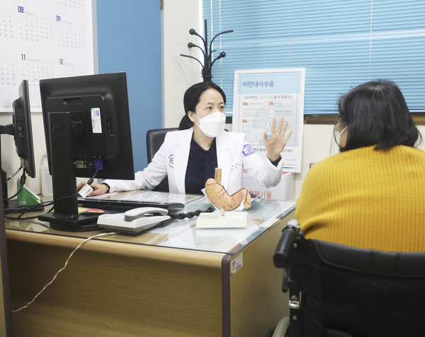 의정부성모병원 위장관외과 김은영 교수가 환자 A씨를 진료하고 있다.