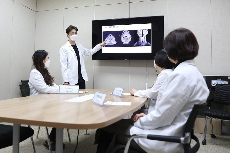 인제대 일산백병원 두경부암센터는 이비인후과 조재근·소윤경 교수, 혈액종양내과 김혜숙 교수, 방사선종양학과 강승희 교수, 핵의학과 권혜령 교수로 구성 다학제 진료 체계를 구축했다.