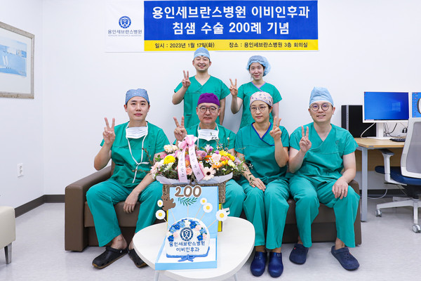용인세브란스병원 이비인후과 의료진이 침샘 종양 수술 200례 달성 기념촬영을 하고 있다.