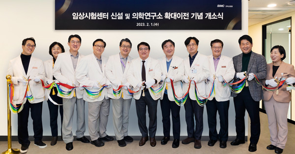 신현철 병원장(왼쪽 여섯 번째)과 병원 의료진 및 관계자들