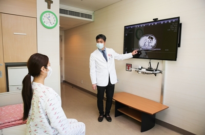병실에서 스마트모니터를 이용해 설명 중인 이성호 병원장(사진제공: 한림대의료원).