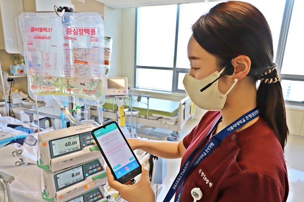 은평성모병원 162병동 간호사가 음성으로 환자의 투약 내용을 실시간 입력하고 있다.